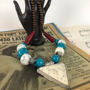 Big chunky vintage necklace with pendan